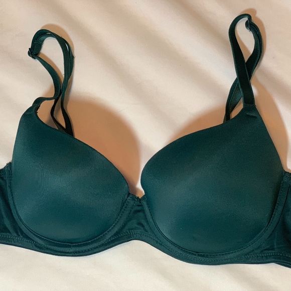 Victoria Secret/ PINK Bra. Sized 32B. Green - Picture 1 of 3